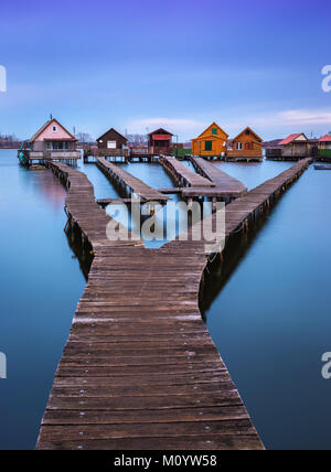 Lac de Bokod, Hongrie - le célèbre village flottant avec piers et la pêche traditionnelle des chalets en bois sur un matin d'hiver nuageux Banque D'Images