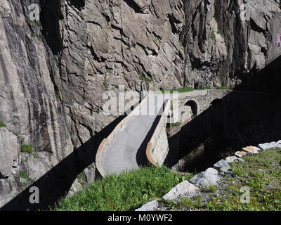 Teufelsbruecke alpins du Saint-Gothard, Devil's Road au-dessus de la rivière Reuss près de Andermatt ville suisse, montagnes Rocheuses en 2017 paysage paysage Banque D'Images