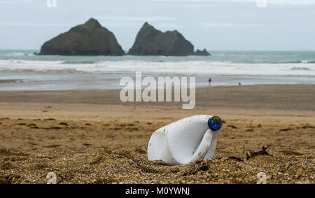 Bouteille plastique Clorox échoués sur Holwell bay beach, Cornwall. partie d'un projet de la pollution. Cette bouteille avait été laissée de côté à marée basse. Banque D'Images