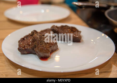 Close-up image de morceaux de boeuf fraîchement torréfié on white plate Banque D'Images