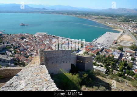 Aperçu de la ville de Nauplie, le port et la baie de Nauplie, de château de Palamidi, Argolide, Péloponnèse, Grèce, en août. Banque D'Images