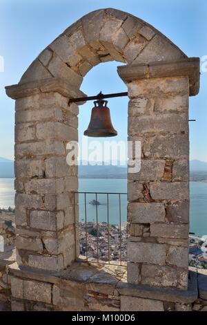 Aperçu de la baie de Nauplie et de l'île de Bourtzi château de Palamidi beffroi, Argolide, Péloponnèse, Grèce, en août. Banque D'Images