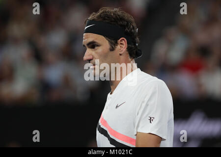 Le joueur de tennis suisse Roger Federer est en action au cours de sa 1/4 finale à l'Open d'Australie contre le joueur de tennis Tchèque Tomas Berdych le Jan 24, 2018 à Melbourne, Australie. Credit : YAN LERVAL/AFLO/Alamy Live News Banque D'Images