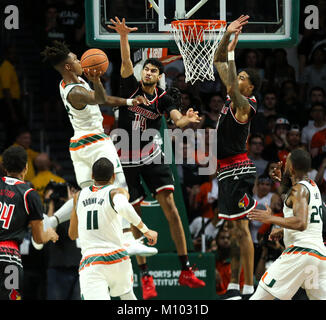 Coral Gables, en Floride, aux Etats-Unis. 24 Jan, 2018. Garde les Lonnie Walker IV (4) disques durs pour le panier contre Louisville Cardinals avant Anas Mahmoud (14) et Louisville Cardinals avant Ray Spalding (13) au cours de la deuxième moitié de la NCAA men's basketball game entre les Cardinals de Louisville et de l'Université de Miami les ouragans à l'Watsco Centre à Coral Gables, en Floride. Miami a gagné 78-75. Mario Houben/CSM/Alamy Live News Banque D'Images