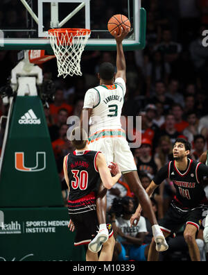 Coral Gables, en Floride, aux Etats-Unis. 24 Jan, 2018. Miami Hurricanes guard Anthony Lawrence II (3) va à la corbeille entre Louisville Cardinals guard Ryan McMahon (30) et Louisville Cardinals avant Anas Mahmoud (14) au cours de la deuxième moitié de la NCAA men's basketball game entre les Cardinals de Louisville et de l'Université de Miami les ouragans à l'Watsco Centre à Coral Gables, en Floride. Miami a gagné 78-75. Mario Houben/CSM/Alamy Live News Banque D'Images