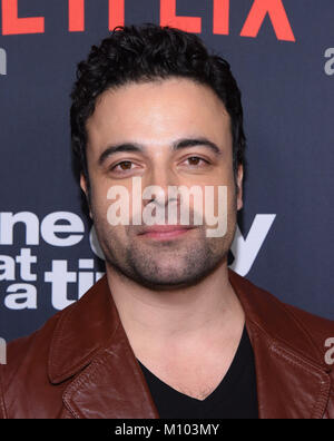 Hollywood, Californie, USA. 24 Jan, 2018. James Martinez arrive pour la première de l'Netflix 'un jour à la fois' Saison 2 à l'Arclight Cinema. Credit : Lisa O'Connor/ZUMA/Alamy Fil Live News Banque D'Images