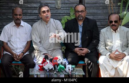 Membres du MQM-P Rabbitta Khuwaja Comité, Izhar et Amir Khan le long avec le père de Ahmed Intezar qui a tué dans une rencontre en DHA, parler aux médias, à Karachi le mercredi, Janvier 24, 2018. Banque D'Images