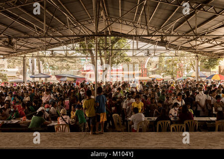 Alamby Philippines. 23 janvier, 2018. Les personnes évacuées de la zones de danger dans la région du volcan Mayon attendre de recevoir suppourt dans Alamby, Philippines. Credit : Lewis Inman/Alamy Live News Banque D'Images