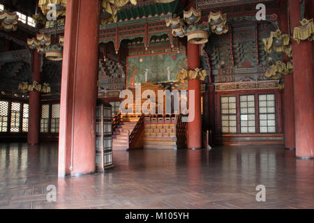 Corée du Sud : Royal therone dans Injeongjeon (hall principal) au palais Changdeokgung à Séoul | conditions dans le monde entier Banque D'Images