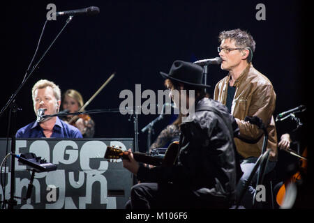 Francfort/Main, Allemagne. 24 Jan, 2018. A-ha, MTV Unplugged Tour 2018, concert à Festhalle Frankfurt. Groupe de pop norvégien avec Morten Harket (chant, R), Magne Furuholmen (clés, L) et Pål Waaktaar-Savoy (Paul), guitare (M). Crédit : Christian Lademann Banque D'Images