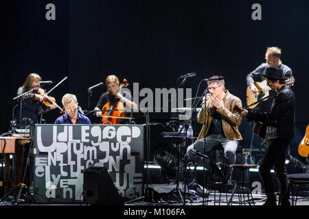 Francfort/Main, Allemagne. 24 Jan, 2018. A-ha, MTV Unplugged Tour 2018, concert à Festhalle Frankfurt. Groupe de pop norvégien avec Morten Harket (chant, M), Magne Furuholmen (clés, L) et Pål Waaktaar-Savoy (Paul), guitare (R). Crédit : Christian Lademann Banque D'Images