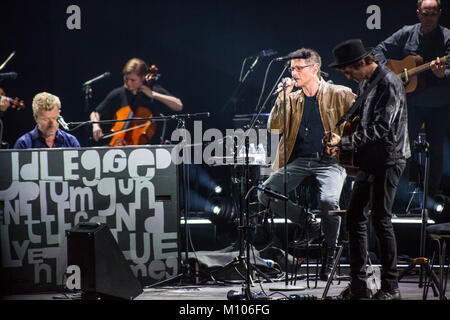 Francfort/Main, Allemagne. 24 Jan, 2018. A-ha, MTV Unplugged Tour 2018, concert à Festhalle Frankfurt. Groupe de pop norvégien avec Morten Harket (chant, M), Magne Furuholmen (clés, L) et Pål Waaktaar-Savoy (Paul), guitare (R). Crédit : Christian Lademann Banque D'Images