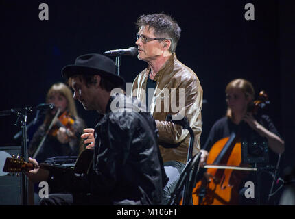 Francfort/Main, Allemagne. 24 Jan, 2018. A-ha, MTV Unplugged Tour 2018, concert à Festhalle Frankfurt. Groupe de pop norvégien avec Morten Harket (chant, MR), Magne Furuholmen (clefs, pas en photo) et Pål Waaktaar-Savoy (Paul), guitare (ML). Crédit : Christian Lademann Banque D'Images