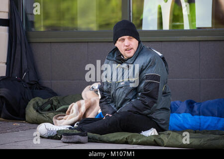 Windsor, Royaume-Uni. 25 Jan, 2018. James, 35 ans, un sleeper de Windsor qui a été sans abri pendant un an, est assis sur un trottoir en face du château de Windsor dans le Royal Borough of Windsor and Maidenhead. Les chiffres officiels publiés aujourd'hui montrent que le nombre de sans-abri a augmenté pour la septième année consécutive en Angleterre. Deux conseillers ont quitté le quartier Royal Parti conservateur du groupe suite à une demande du conseil chef Simon Dudley que la zone soit effacée de sans-abri avant le mariage royal en mai. Credit : Mark Kerrison/Alamy Live News Banque D'Images