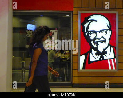 24 janvier 2018 - Kuala Lumpur, Kuala Lumpur, Malaisie - une femme est considérée en passant par restaurant KFC...Kuala Lumpur ou communément appelé KL est la capitale nationale de la Malaisie et est la plus forte croissance des régions métropolitaines en Asie du Sud-Est. L'urban city est également bien connu de l'organisation mondiale pour le tourisme et le shopping. Kuala Lumpur a un grand transport public pour les personnes dans la ville. (Crédit Image : © Faris Hadziq/SOPA via Zuma sur le fil) Banque D'Images