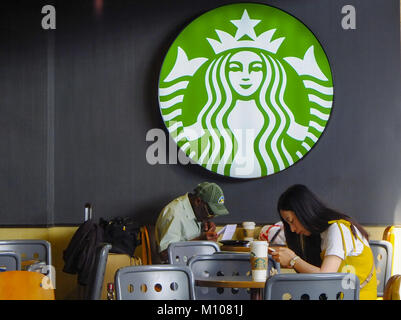 24 janvier 2018 - Kuala Lumpur, Kuala Lumpur, Malaisie - un client est vu à un Starbucks...Kuala Lumpur ou communément appelé KL est la capitale nationale de la Malaisie et est la plus forte croissance des régions métropolitaines en Asie du Sud-Est. L'urban city est également bien connu de l'organisation mondiale pour le tourisme et le shopping. Kuala Lumpur a un grand transport public pour les personnes dans la ville. (Crédit Image : © Faris Hadziq/SOPA via Zuma sur le fil) Banque D'Images