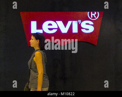24 janvier 2018 - Kuala Lumpur, Kuala Lumpur, Malaisie - une femmes est vue en passant par la boutique Levi's...Kuala Lumpur ou communément appelé KL est la capitale nationale de la Malaisie et est la plus forte croissance des régions métropolitaines en Asie du Sud-Est. L'urban city est également bien connu de l'organisation mondiale pour le tourisme et le shopping. Kuala Lumpur a un grand transport public pour les personnes dans la ville. (Crédit Image : © Faris Hadziq/SOPA via Zuma sur le fil) Banque D'Images