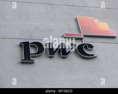 24 janvier 2018 - Kuala Lumpur, Kuala Lumpur, Malaisie - PWC signe est vu en face d'un bâtiment à Kuala Lumpur, Kuala Lumpur ou communément appelé KL est la capitale nationale de la Malaisie et est la plus forte croissance des régions métropolitaines en Asie du Sud-Est. L'urban city est également bien connu de l'organisation mondiale pour le tourisme et le shopping. Kuala Lumpur a un grand transport public pour les personnes dans la ville. (Crédit Image : © Faris Hadziq/SOPA via Zuma sur le fil) Banque D'Images