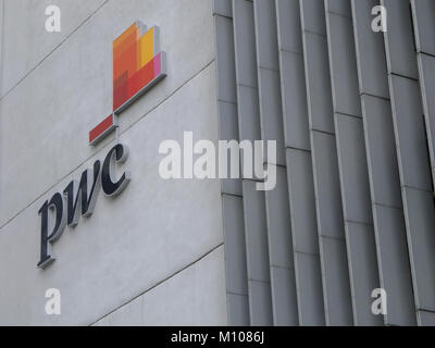 24 janvier 2018 - Kuala Lumpur, Kuala Lumpur, Malaisie - PWC signe est vu à un bâtiment à Kuala Lumpur, Kuala Lumpur ou communément appelé KL est la capitale nationale de la Malaisie et est la plus forte croissance des régions métropolitaines en Asie du Sud-Est. L'urban city est également bien connu de l'organisation mondiale pour le tourisme et le shopping. Kuala Lumpur a un grand transport public pour les personnes dans la ville. (Crédit Image : © Faris Hadziq/SOPA via Zuma sur le fil) Banque D'Images