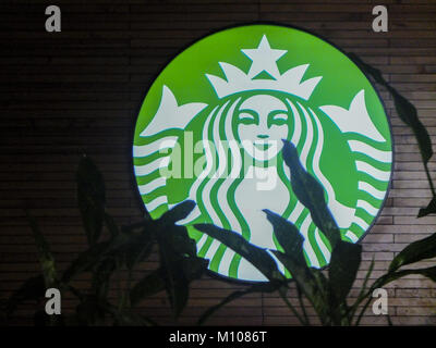 24 janvier 2018 - Kuala Lumpur, Kuala Lumpur, Malaisie - Starbucks enseigne commerciale est vue à Kuala Lumpur, Kuala Lumpur ou communément appelé KL est la capitale nationale de la Malaisie et est la plus forte croissance des régions métropolitaines en Asie du Sud-Est. L'urban city est également bien connu de l'organisation mondiale pour le tourisme et le shopping. Kuala Lumpur a un grand transport public pour les personnes dans la ville. (Crédit Image : © Faris Hadziq/SOPA via Zuma sur le fil) Banque D'Images