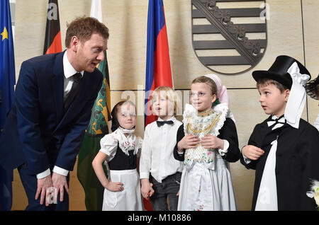 Dresde, Allemagne. 25 Jan, 2018. Le Premier Ministre de l'Etat de Saxe, Michael Kretschmer (CDU), l'accueil des enfants pour la 'Bird' Mariage à la Chancellerie d'état de Dresde, Allemagne, 25 janvier 2018. L'école maternelle les enfants de crèches en sorabe Ralbitz a montré comment le festival de l'oiseau le mariage est célébré à la Chancellerie d'État. Credit : Matthias Rietschel/dpa-Zentralbild/ZB/dpa/Alamy Live News Banque D'Images