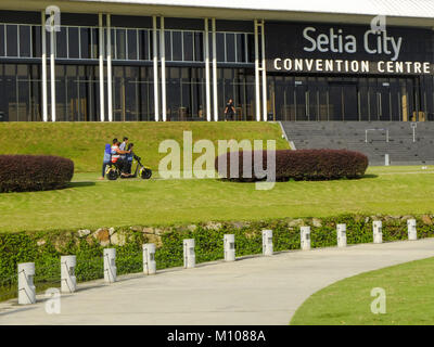 22 janvier 2018 - Kuala Lumpur, Kuala Lumpur, Malaisie - un père de prendre ses enfants pour une repose sur un mini scooter à Setia City convention center...Kuala Lumpur ou communément appelé KL est la capitale nationale de la Malaisie et est la plus forte croissance des régions métropolitaines en Asie du Sud-Est. L'urban city est également bien connu de l'organisation mondiale pour le tourisme et le shopping. Kuala Lumpur a un grand transport public pour les personnes dans la ville. (Crédit Image : © Faris Hadziq/SOPA via Zuma sur le fil) Banque D'Images