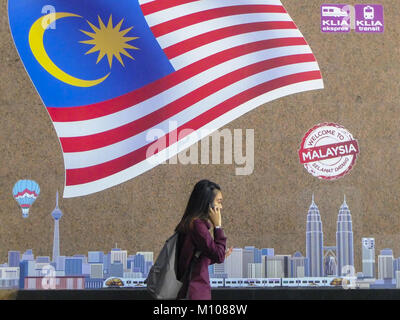 24 janvier 2018 - Kuala Lumpur, Kuala Lumpur, Malaisie - une femme est vue à Kuala Lumpur avec un drapeau de la Malaisie comme arrière-plan...Kuala Lumpur ou communément appelé KL est la capitale nationale de la Malaisie et est la plus forte croissance des régions métropolitaines en Asie du Sud-Est. L'urban city est également bien connu de l'organisation mondiale pour le tourisme et le shopping. Kuala Lumpur a un grand transport public pour les personnes dans la ville. (Crédit Image : © Faris Hadziq/SOPA via Zuma sur le fil) Banque D'Images