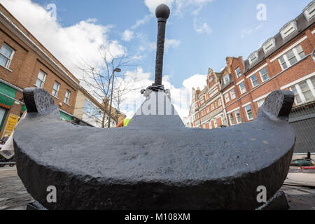 Londres, Royaume-Uni. 25 Jan, 2018. L'emblématique Deptford ancre est finalement remis à sa place d'origine à l'extrémité sud de Deptford High Street après avoir été retiré en 2013 pour des travaux de réaménagement de la rue. Vu ici à peindre sur sa nouvelle base pavée peu après avoir été soulevée. L'ancre fait partie de la riche histoire maritime de Deptford. Crédit : Guy Josse/Alamy Live News Banque D'Images