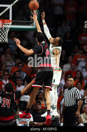 24 janvier 2018 : Miami Hurricanes guard Bruce Brown Jr. (11) va à la corbeille sur Louisville Cardinals avant Anas Mahmoud (14) au cours de la deuxième moitié de la NCAA men's basketball game entre les Cardinals de Louisville et de l'Université de Miami les ouragans à l'Watsco Centre à Coral Gables, en Floride. Miami a gagné 78-75. Mario Houben/CSM Banque D'Images