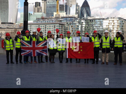 London,UK,25 janvier 2018,Chine Yida Holding Co. posent pour une photo du Nouvel An chinois avec un British et un drapeau chinois dans Queenswalk à côté de la Tamise à Londres. Le Nouvel An chinois est le 16 février 2018©Keith Larby/Alamy Live News Banque D'Images
