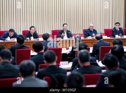 (180125) -- BEIJING, 25 janvier 2018 (Xinhua) -- le vice-Premier ministre chinois Zhang Jaili (C) participe à une réunion sur la coordination du contrôle de la pollution à Beijing, Tianjin, Hebei et régions voisines, à Beijing, capitale de Chine, le 25 janvier 2018. (Xinhua/Wang Ye)(mcg) Banque D'Images