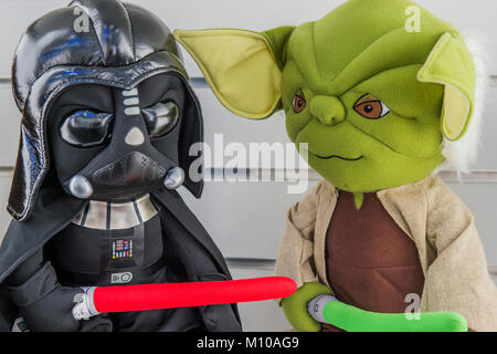 Londres, Royaume-Uni. 25 Jan, 2018. Dark Vador et Yoda jouets souples entre les personnages de Star Wars sur le Stand Funko - Le Salon du Jouet annuel à l'Olympia à Londres. Crédit : Guy Bell/Alamy Live News Banque D'Images