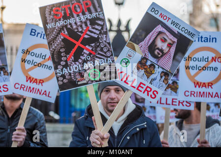 Londres, Royaume-Uni. 25 Jan, 2018. Protestation contre la visite de potentiels Arabie Prince Mohammad bin Salman à la Grande-Bretagne. Il est le deuxième plus haut fonctionnaire du régime saoudien et supervise actuellement le bombardement du Yémen. La manifestation était organisée par la campagne contre le commerce des armes et la Coalition contre la guerre à l'extérieur de Downing Street. Crédit : Guy Bell/Alamy Live News Banque D'Images