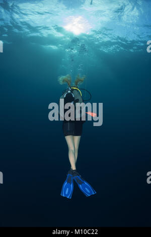 L'Océan indien, les Maldives. Août 30, 2017. Plongeur femelle hung à un arrêt de sécurité dans la Blue Water Crédit : Andrey Nekrasov/ZUMA/ZUMAPRESS.com/Alamy fil Live News Banque D'Images