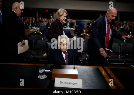 (180125) -- WASHINGTON, le 25 janvier 2018 (Xinhua) -- l'ancien secrétaire d'État américain Henry Kissinger (avant) arrive pour une audience du Comité des forces armées du Sénat sur la colline du Capitole à Washington, D.C., États-Unis, le 25 janvier 2018. Anciens Secrétaires d'État Henry Kissinger et George Shultz a témoigné jeudi pour des forces armées du Sénat sur les défis mondiaux et de la stratégie de sécurité nationale des États-Unis. (Xinhua/Ting Shen) Banque D'Images