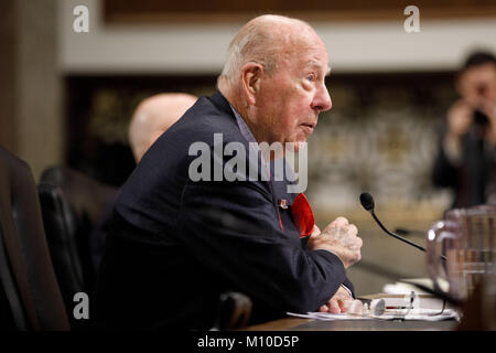 (180125) -- WASHINGTON, le 25 janvier 2018 (Xinhua) -- l'ancien secrétaire d'État George Shultz parle au cours d'une audience du Comité des forces armées du Sénat sur la colline du Capitole à Washington, D.C., États-Unis, le 25 janvier 2018. Anciens Secrétaires d'État Henry Kissinger et George Shultz a témoigné jeudi pour des forces armées du Sénat sur les défis mondiaux et de la stratégie de sécurité nationale des États-Unis. (Xinhua/Ting Shen) Banque D'Images