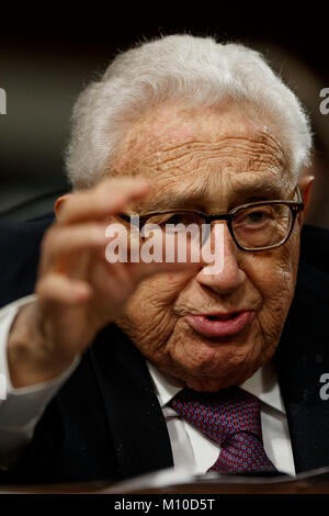 (180125) -- WASHINGTON, le 25 janvier 2018 (Xinhua) -- l'ancien secrétaire d'État américain Henry Kissinger parle au cours d'une audience du Comité des forces armées du Sénat sur la colline du Capitole à Washington, D.C., États-Unis, le 25 janvier 2018. Anciens Secrétaires d'État Henry Kissinger et George Shultz a témoigné jeudi pour des forces armées du Sénat sur les défis mondiaux et de la stratégie de sécurité nationale des États-Unis. (Xinhua/Ting Shen) Banque D'Images