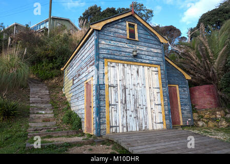 Vieux bateau hangar avec peinture usée sur Waiheke Island, New Zealand Banque D'Images