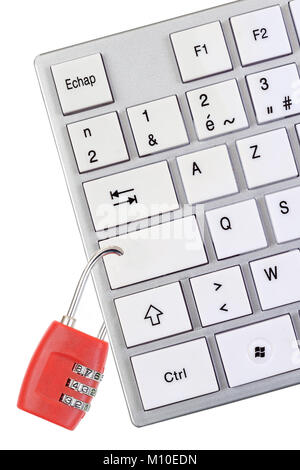 Image symbolique contre la dépendance de l'ordinateur : clavier avec cadenas rouge sur fond blanc Banque D'Images