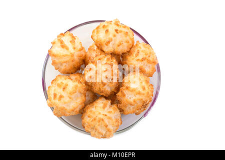 Cookies Noix De Coco macarons dans un bol sur un fond blanc libre Banque D'Images