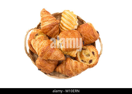 Panier de petit déjeuner d'un assortiment de pâtisseries sur white copy space Banque D'Images