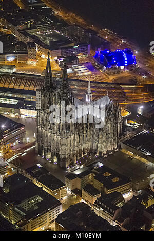 Vue aérienne de la cathédrale de Cologne, la nuit, la cathédrale de Cologne est la cathédrale (église) de l'Archidiocèse de Cologne et est sous le patronag Banque D'Images