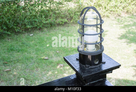 Lampe noire pour l'intérieur ou extérieur. Lampe du châssis. Lampe dans un style moderne. Et la structure de la lampe Banque D'Images