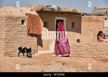 Femme dans une communauté rurale dans le désert de Thar, Rajasthan, Inde Banque D'Images