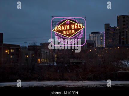 L'emblématique 1941 ceinture céréalière Beer sign dans les tons de violet néon à Minneapolis (Minnesota) - La couleur pourpre est de reconnaître la NFL Minnesota Vikings f Banque D'Images