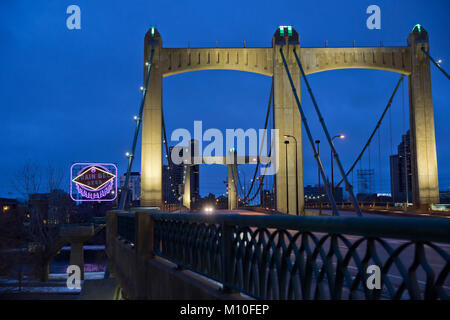 Hennepin Avenue Bridge et l'emblématique ceinture céréalière signe la bière au centre-ville de Minneapolis, MN - Le pont est nommé d'après l'explorateur du 17e siècle le Père Louis Banque D'Images