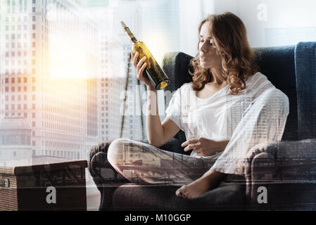 Femme déprimée de boire de l'alcool à la maison Banque D'Images