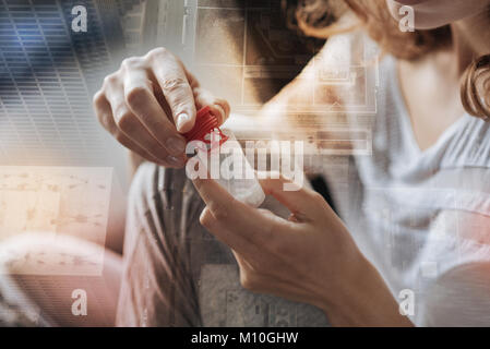 Close up of pills en mains d'une femme agréable Banque D'Images