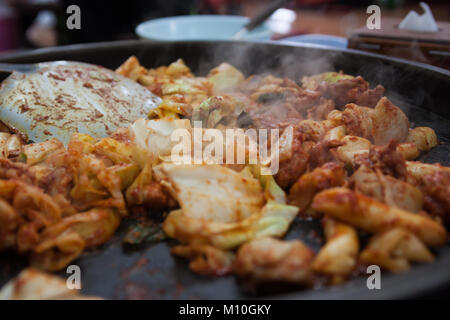 Dak-galbi sauté de poulet épicé Banque D'Images