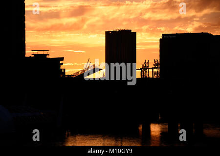 Coucher de soleil sur la rivière Achillée à Melbourne avec l'Mebourne Convention Center dans l'arrière-plan Banque D'Images